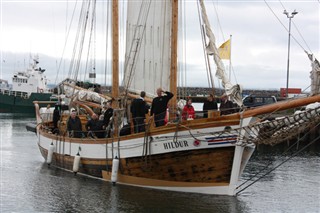 Schooner Hildur enters Húsavík harbour