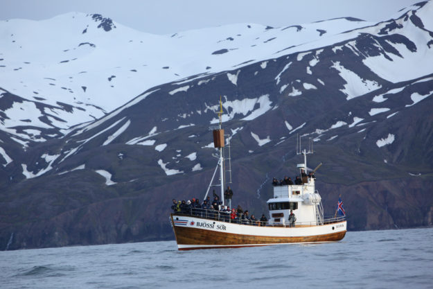 Bjössi Sör sailing by the mountains