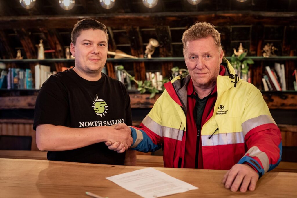 Stefán, from North Sailing, and Birgir, from Garðar, signing the partnership agreement