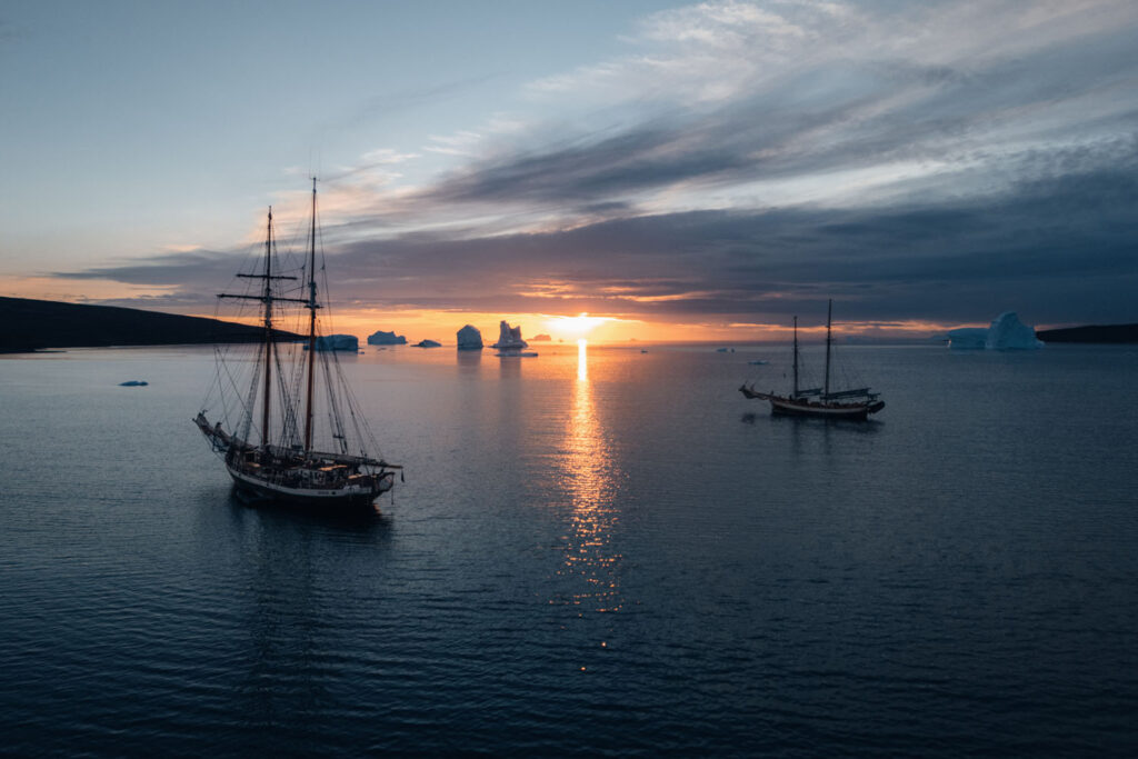 North Sailing's schooners admiring sunset and icebergs in Scoresby Sound © Daniel Ernst and Natascha Klein